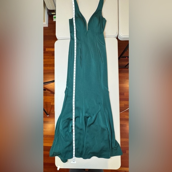 Samila & Company Emerald Green Gown – Size - 4 - Picture 7 of 12